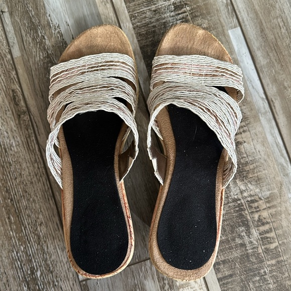 Shoes 8.5 - Picture 2 of 8